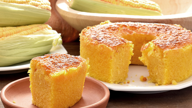 Bolo de milho cremoso de latinha com uma textura que você nunca viu: é só bater no liquidificador e botar pra assar
