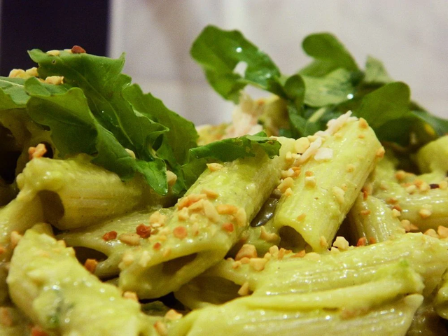 Que tal uma salada de macarrão para o jantar? Confira essa e outras receitas fáceis para comer no fim do dia (Créditos: TudoGostoso)