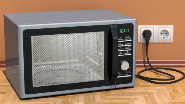 Adeus ao micro-ondas na tomada: especialistas alertam que essa é a melhor opção para manter sua casa segura