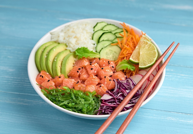 Poke havaiano de salmão é uma opção saudável e deliciosa para incluir no cardápio (Foto Shutterstock)