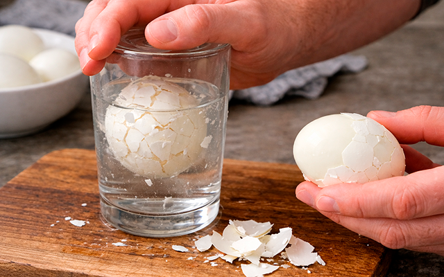 Você está descascando ovos cozidos do jeito errado: tudo o que você precisa é de um copo