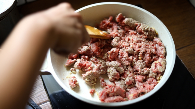 Por que a carne moída solta tanta água? Os 3 erros mais comuns que impedem a carne de dourar e como corrigir de uma vez por todas