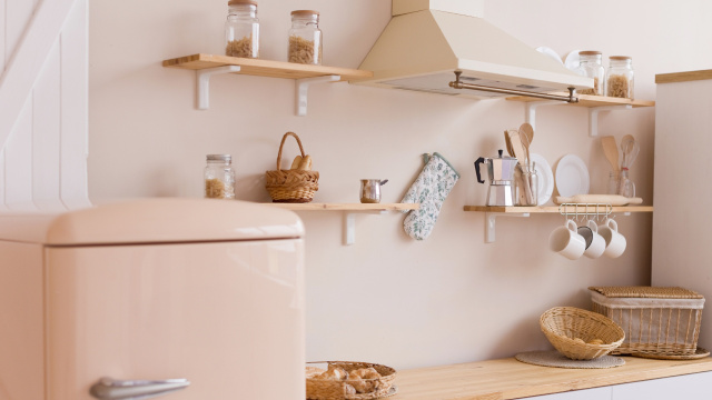 Existem várias maneiras de incluir a cor areia matt na sua cozinha (Créditos: Shutterstock)