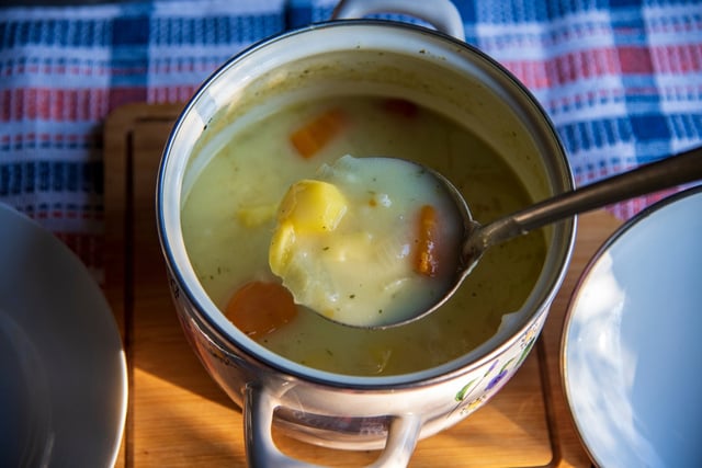 Quando o frio aperta, essa sopa de carne com creme de batata do TudoGostoso é a primeira receita que faço