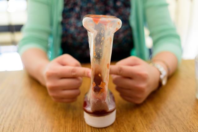 Até a última gota com esse truque simples: recupere o restinho de ketchup que fica grudado no fundo da embalagem com uma sacola de supermercado