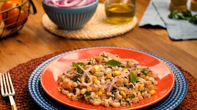 Essa salada é uma opção mais leve e fresca para quem não abre mão do feijão na marmita (Créditos/TudoGostoso)