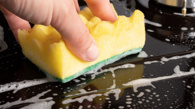 Nunca pensei que cortar o canto da esponja fosse facilitar tanto a minha vida: truque simples que quase ninguém pensa em fazer