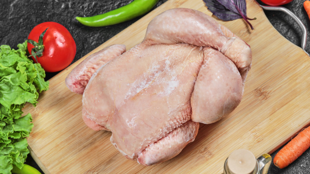 Entenda se há diferença de sabor entre o frango rosado/branco e o frango amarelado (Créditos: Magnific)