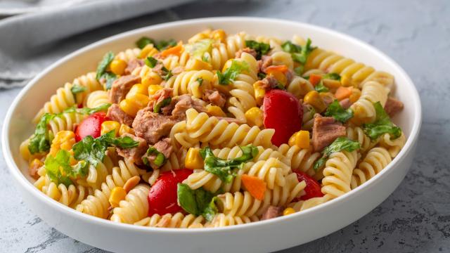 Essa salada fica pronta em poucos minutos e combina com qualquer ocasião (Créditos: Shutterstock)