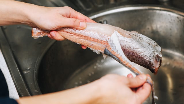 Todas as postas de peixe são limpas à mão, sem faca nem água fervente: método espanhol que mantém a cozinha sempre limpa e funciona de verdade