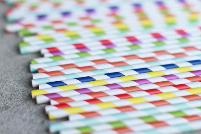 Canudos de papel parecem ótimos como alternativa ao plástico, mas tem um pequeno problema: eles são tóxicos