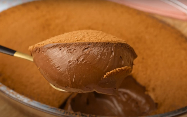 Nem leite condensado, nem forno: creme de chocolate tipo mousse é a sobremesa de liquidificador mais deliciosa que já comi na vida e fica pronto em 5 minutos