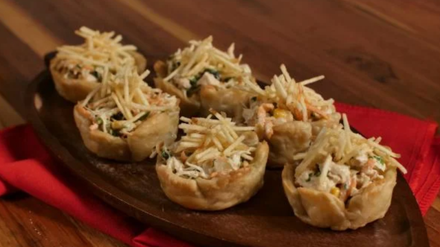 Cestinha de salpicão é uma excelente escolha de aperitivos para ceia de Natal. (créditos: @TudoGostoso) 