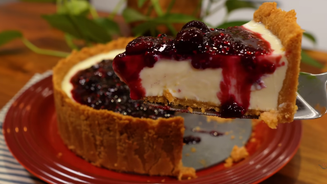 A melhor torta doce com calda de frutas vermelhas que eu já experimentei na vida também é a mais fácil de todas