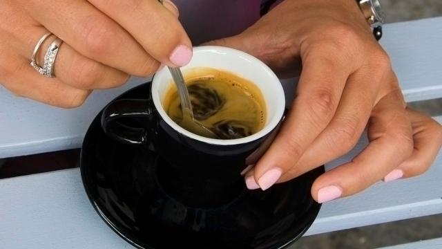 Esse é o jeito certo de misturar café, segundo a ciência: eu aposto que você faz errado!