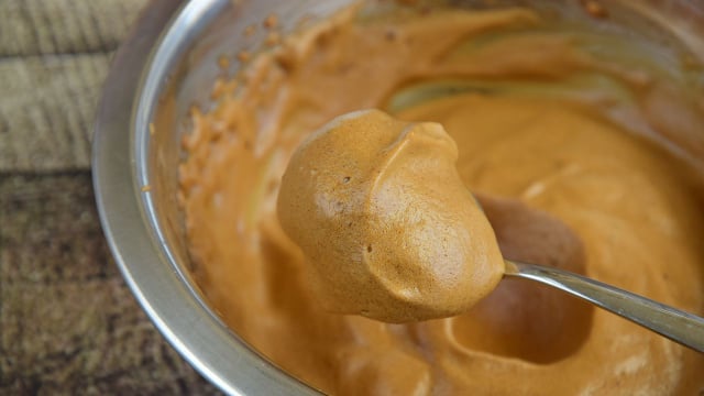Café dalgona é famoso pela espuma densa e cremosa que vai por cima do leite (Créditos: Shutterstock)