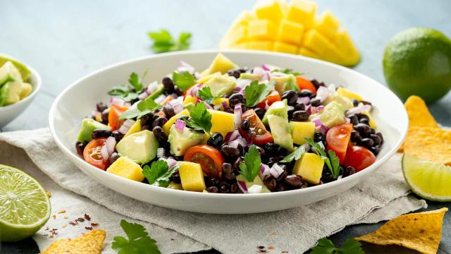 O acompanhamento perfeito para os dias quentes é a salada tropical. (Créditos: TudoGostoso)