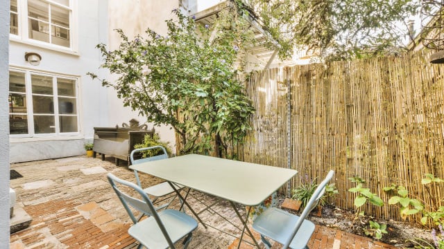 Adeus aos vizinhos intrometidos: cinco maneiras práticas e elegantes de obter privacidade na sua varanda, terraço ou jardim