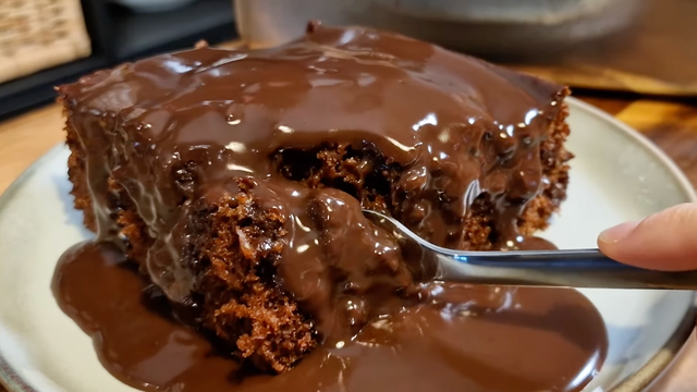 Eu bati tudo no liquidificador e fiz um bolo de chocolate incrível, mais fácil impossível!