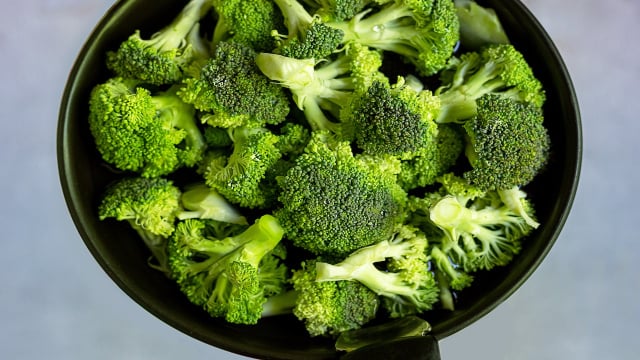 Como cozinhar brócolis preservando os nutrientes? TudoGostoso revela o erro que a maioria das pessoas comete
