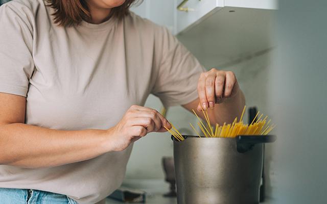 6 coisas que você nunca deve fazer ao cozinhar um macarrão e muitas pessoas ainda insistem nesse erro