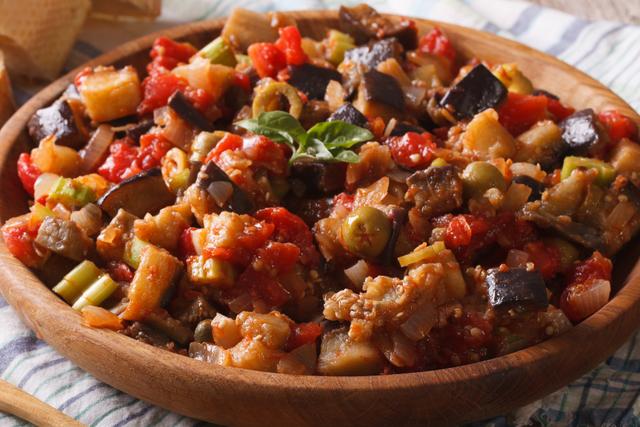 Caponata é a entrada FÁCIL que vai surpreender seus convidados: aprenda a verdadeira receita italiana e descubra se é o mesmo que antepasto