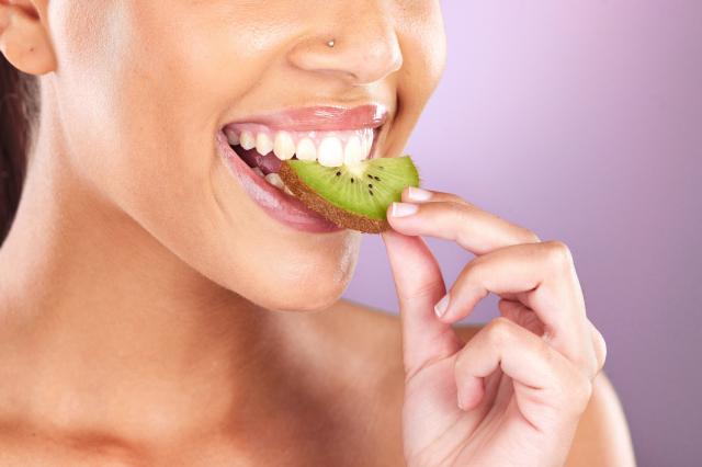 Benefícios de comer Kiwi com casca: descubra vantagens de ingerir a pele da fruta, cuidados e o jeito certo de consumir o alimento