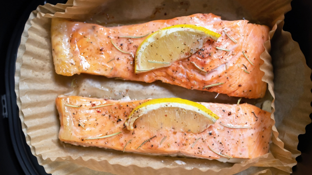 O peixe na airfryer fica delicioso e suculento! (Créditos: Shutterstock)