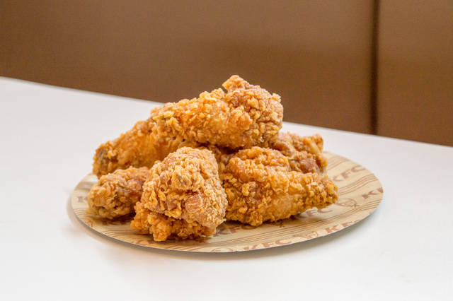 Frango igual do KFC só que saudável é na airfryer: ingrediente no empanado faz a diferença