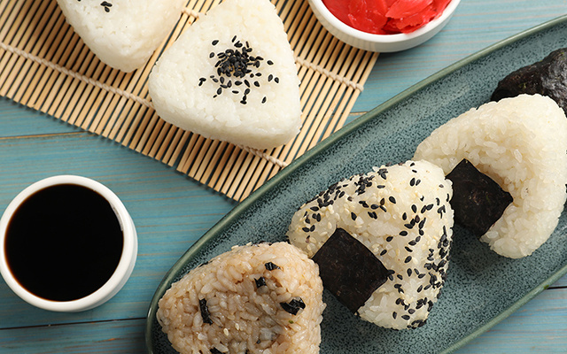 Ele se tornou um hit nos restaurantes asiáticos e pode ter um preço salgado, mas eu te ensino a fazer oniguiri em casa bem mais econômico!