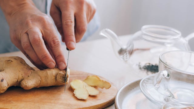 Para uma bebida mais intensa e fresca, prefira usar gengibre fresco (Créditos: Shutterstock)