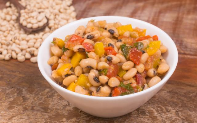 A salada de feijão-fradinho é uma receita leve para o verão (Créditos: TudoGostoso)