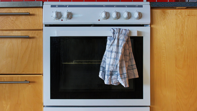 Por que não é uma boa ideia pendurar um pano de prato na porta do forno?
