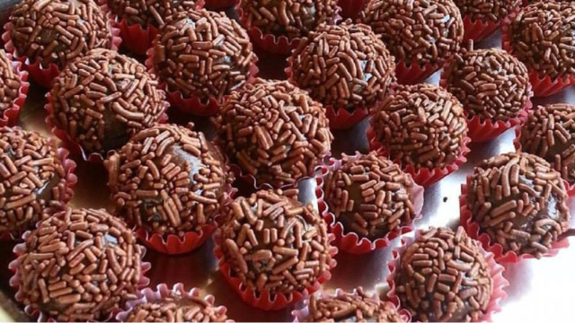 Brigadeiro é marca registrada da confeitaria brasileira (Créditos: TudoGostoso)