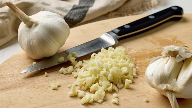 Pouca gente sabe: o jeito que você corta o alho altera o sabor das suas receitas