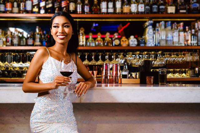 Pode ou não pode? Entenda se apoiar o cotovelo em balcão de bar é falta de educação