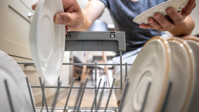 O truque do palito de dente fará com que sua máquina de lavar louça pareça nova novamente
