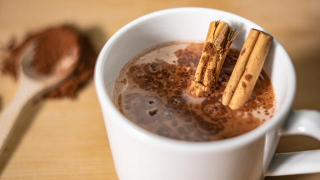 Chocolate quente especial: dicas gourmet para a sua bebida de inverno ficar ainda melhor