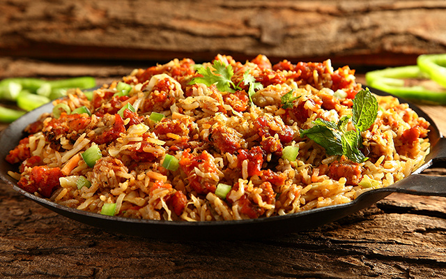 Arroz com linguiça é um almoço suculento para quem ama receita de uma panela só: receita prática e deliciosa