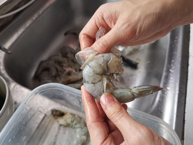 Limpar camarão não precisa ser estressante: 4 dicas que vão te ajudar na tarefa