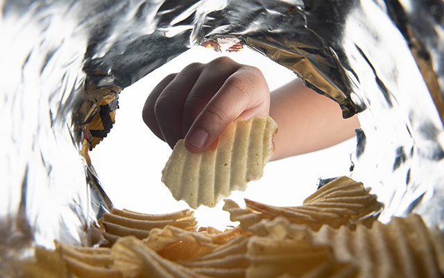 Os pacotes de batata frita vêm cada vez mais vazios, mas os fabricantes não querem que você perceba isso