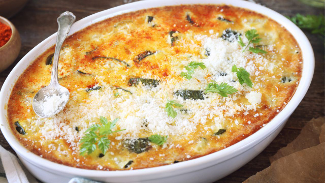 "Leva 5 minutos para fazer, mas o resultado é delicioso!": nutricionista ensina sua receita de clafoutis de abobrinha, uma versão salgada da clássica sobremesa francesa