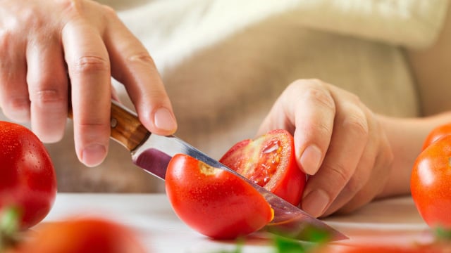 Se o tomate estiver íntegro, basta retirar as partes mais duras e consumi-lo normalmente (Créditos: Shutterstock)