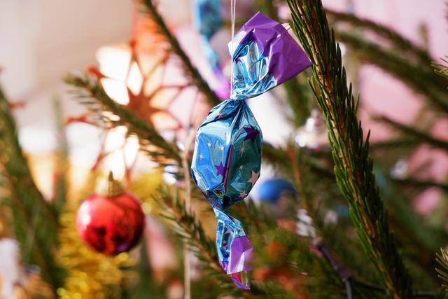 Adeus à clássica árvore com enfeites dourados: doces e guloseimas são a nova tendência de decoração para o Natal 2024