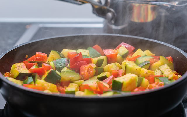 Essa receita de abobrinha à mexicana que eu aprendi com a minha vizinha é gostosa e nutritiva, perfeita para marmita!