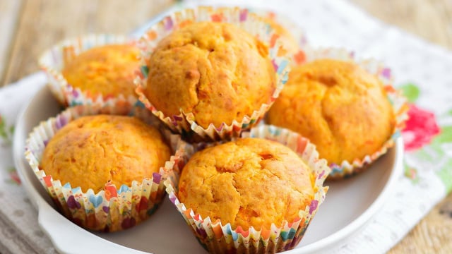 Bolinho de cenoura saudável que sempre faço para as crianças: adoço com passas brancas e uso cenoura cozida para uma textura perfeita e sabor intenso