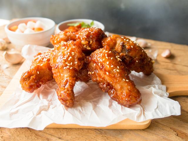 Asinha de frango frito estilo coreano: uma receita picante e doce para lamber os dedos