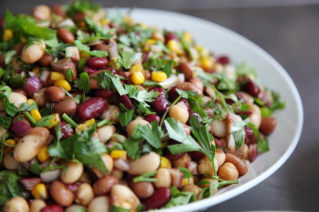 Eu não sabia que minhas saladas de leguminosas tinham uma falha. Tudo mudou desde que eu não pulei esse truque