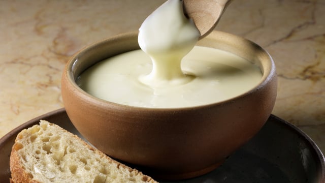 Nem cottage, nem feta: o queijo milenar que viralizou na França parece um creme, tem gosto amanteigado e um diferencial entre os outros queijos