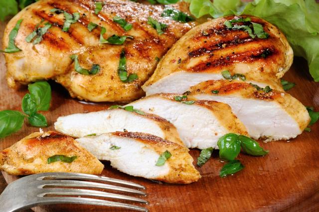 Sempre que faço peito de frango fica suculento depois que um chef me ensinou essas dicas para não deixar a carne ressecada